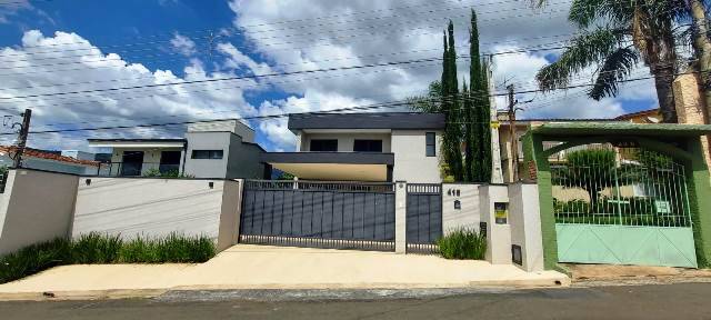 Casa à venda e aluguel com 3 quartos, 355m² - Foto 1